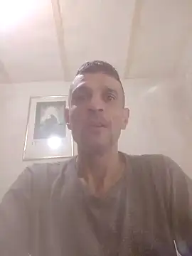 Snapshot of Guillelp chatting on June 2026 12:32:02 AM Guillelp online show from June 2026 12:32:02 AM
