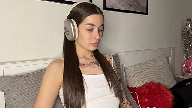 Snapshot of NoBurtenGirl chatting on April 2026 06:50:01 PM NoBurtenGirl online show from April 2026 06:50:01 PM