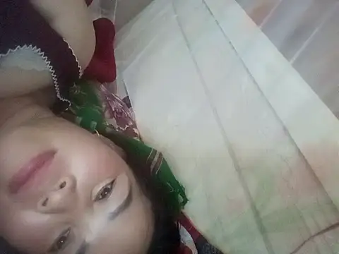 Snapshot of -Luni- chatting on May 2026 04:15:02 PM -Luni- online show from May 2026 04:15:02 PM