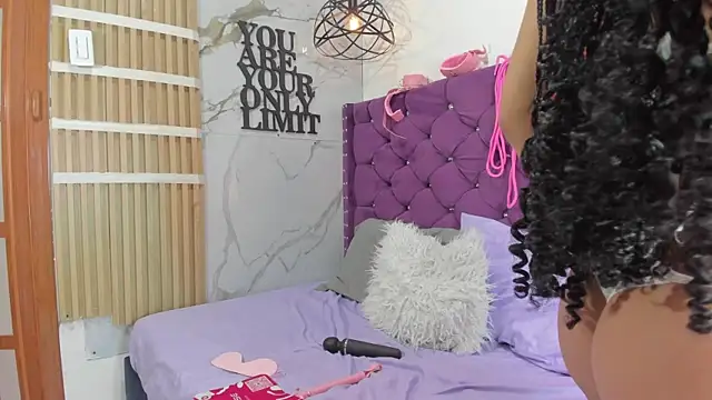 Snapshot of Eva-Lonx chatting on July 2026 04:33:02 PM Eva-Lonx online show from July 2026 04:33:02 PM
