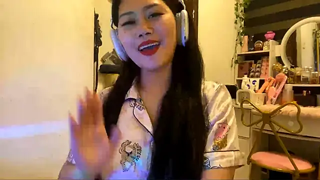 GlindaDejardin online show from April 2026 05:18:01 PM