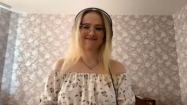 Snapshot of ElmiraGildea chatting on April 2026 11:32:01 AM ElmiraGildea online show from April 2026 11:32:01 AM