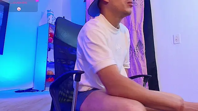 Axel  fierro online show from April 2026 12:49:01 PM