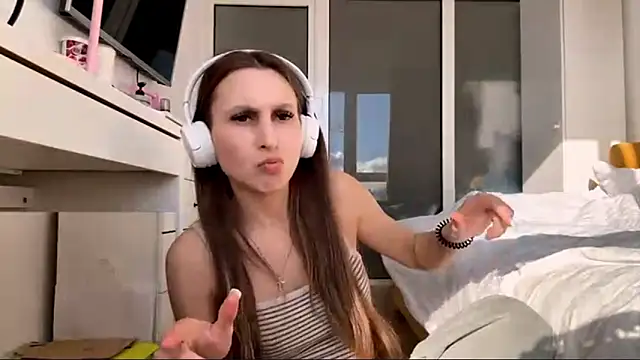 Snapshot of LynetteMerino chatting on April 2026 01:19:01 PM LynetteMerino online show from April 2026 01:19:01 PM