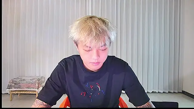 Snapshot of Zhuguli-001 chatting on April 2026 04:56:01 AM Zhuguli-001 online show from April 2026 04:56:01 AM