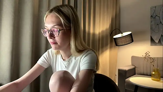 Snapshot of EvelineMolima chatting on April 2026 07:03:02 PM EvelineMolima online show from April 2026 07:03:02 PM