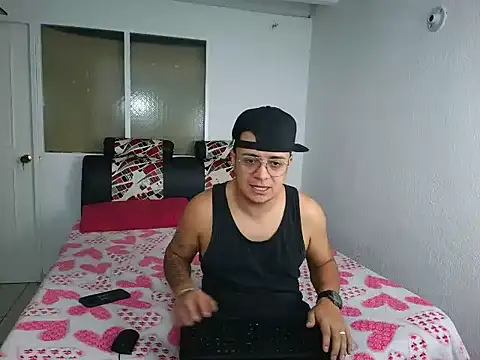 Snapshot of max_and_lilu2 chatting on April 2026 08:24:02 PM max and lilu2 online show from April 2026 08:24:02 PM