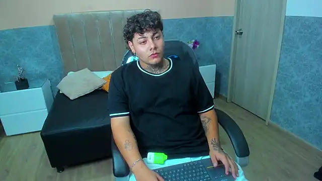 Snapshot of DAMON_SALVATTORE chatting on April 2026 03:44:02 AM DAMON SALVATTORE online show from April 2026 03:44:02 AM