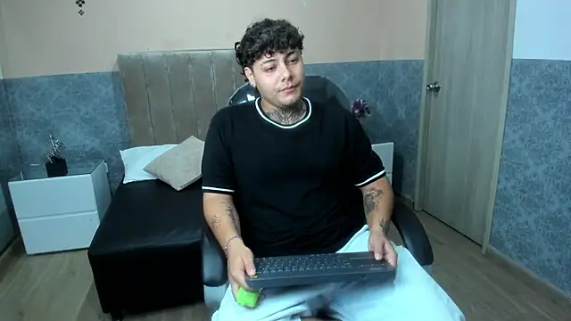 Snapshot of DAMON_SALVATTORE chatting on April 2026 03:34:02 AM DAMON SALVATTORE online show from April 2026 03:34:02 AM