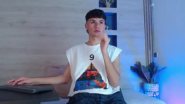 Snapshot of Logan_Steel chatting on July 2026 04:15:01 AM Logan Steel online show from July 2026 04:15:01 AM