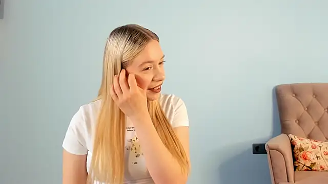 Snapshot of TrenaCavitt chatting on April 2026 06:18:02 AM TrenaCavitt online show from April 2026 06:18:02 AM