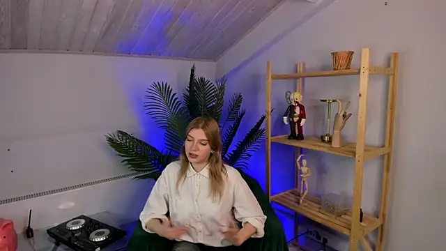 Snapshot of GloriaCwik chatting on April 2026 02:33:01 PM GloriaCwik online show from April 2026 02:33:01 PM