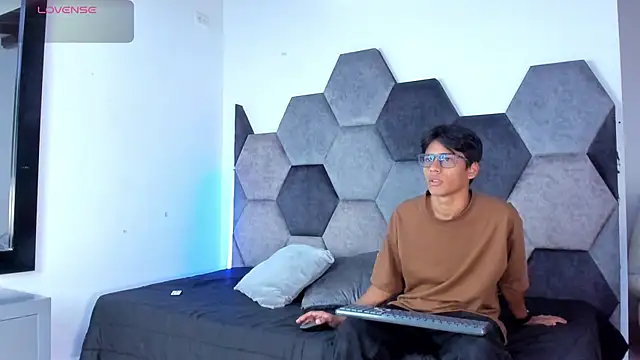 Snapshot of LiamKron chatting on April 2026 11:37:01 AM LiamKron online show from April 2026 11:37:01 AM