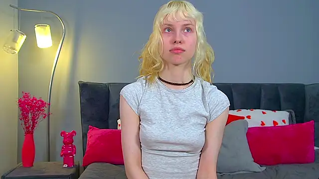 HannahHollis online show from April 2026 05:30:01 PM