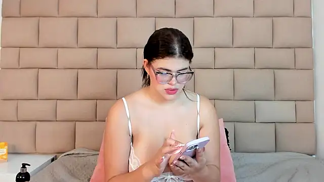 Snapshot of TifannyRosen chatting on May 2026 12:43:02 PM TifannyRosen online show from May 2026 12:43:02 PM