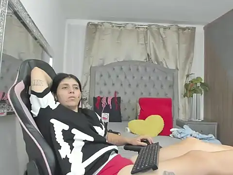 Snapshot of LunaANDMaria chatting on April 2026 02:51:02 AM LunaANDMaria online show from April 2026 02:51:02 AM
