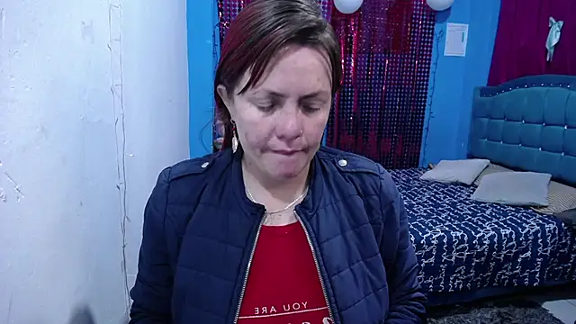 Snapshot of carolinhe26 chatting on April 2026 01:48:02 PM carolinhe26 online show from April 2026 01:48:02 PM