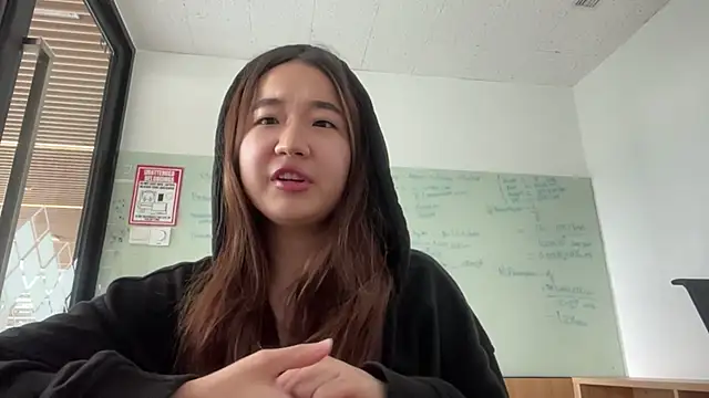 Snapshot of MalloryAlpis chatting on April 2026 08:59:01 AM MalloryAlpis online show from April 2026 08:59:01 AM