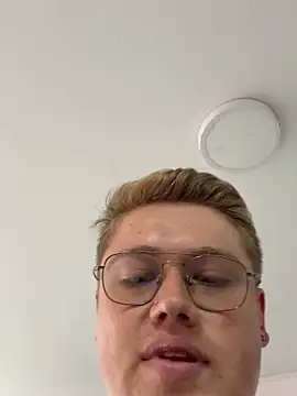 Snapshot of SecretOfficeX chatting on April 2026 04:01:01 PM SecretOfficeX online show from April 2026 04:01:01 PM