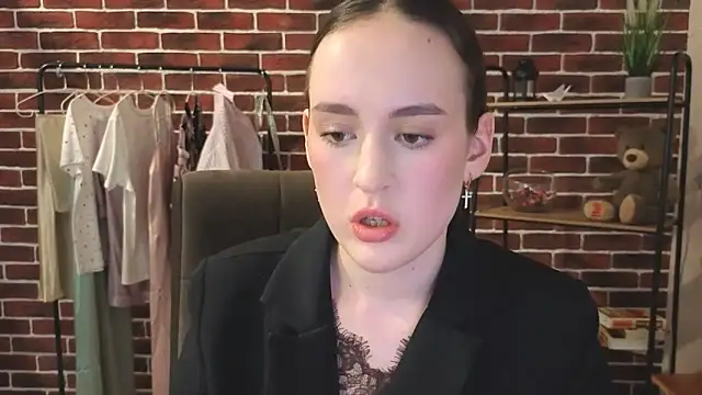 Snapshot of MichelleeThomas chatting on May 2026 10:42:02 AM MichelleeThomas online show from May 2026 10:42:02 AM