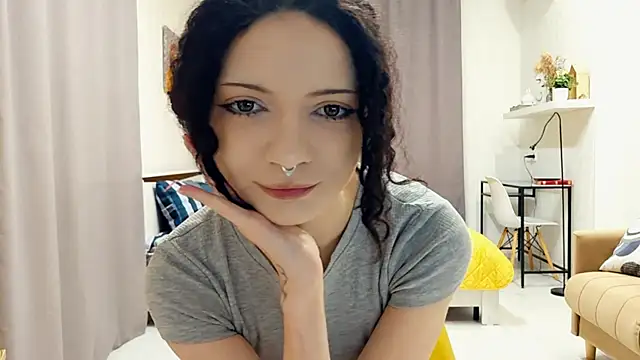 Snapshot of CinnamonCurl chatting on May 2026 11:45:02 PM CinnamonCurl online show from May 2026 11:45:02 PM