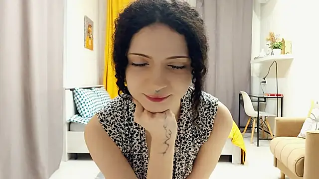 Snapshot of CinnamonCurl chatting on May 2026 11:33:01 PM CinnamonCurl online show from May 2026 11:33:01 PM