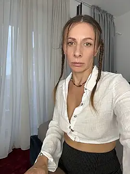 Mira Luna online show from July 2026 05:52:01 PM