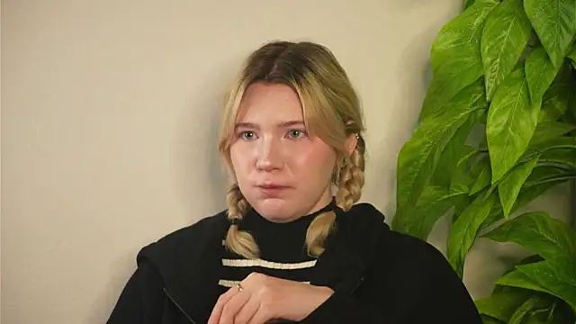 VennieLippe online show from April 2026 05:19:01 AM