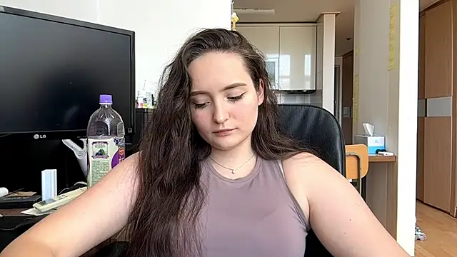 Snapshot of Emilly_Cart chatting on May 2026 02:39:01 AM Emilly Cart online show from May 2026 02:39:01 AM