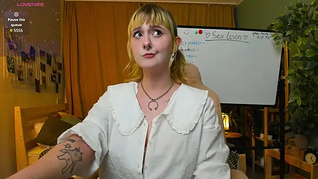 Emma Thomps online show from May 2026 02:22:01 PM