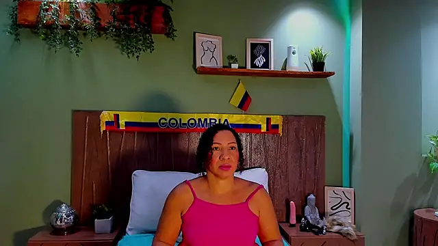 LunaDelux0 online show from June 2026 01:43:02 PM