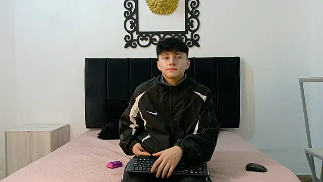 Snapshot of LunayDream chatting on June 2026 11:24:02 AM LunayDream online show from June 2026 11:24:02 AM