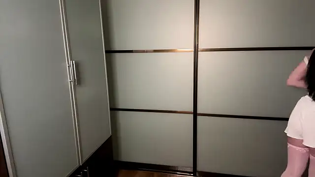 peachlunne online show from April 2026 06:10:01 PM