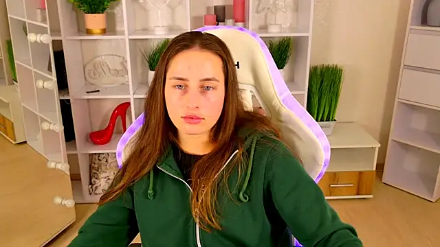 NadinnL online show from May 2026 07:04:02 AM