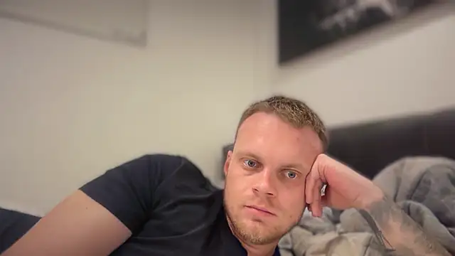 hallihallo12343 online show from May 2026 10:54:01 AM