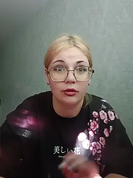 Snapshot of LoisFox chatting on June 2026 11:33:01 AM LoisFox online show from June 2026 11:33:01 AM