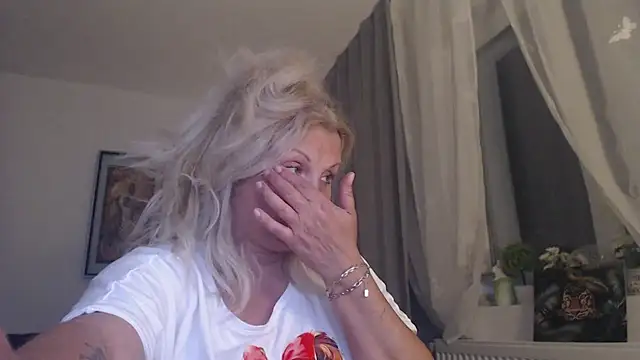Divineblond online show from May 2026 11:43:01 PM