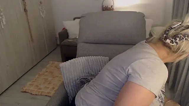 Divineblond online show from May 2026 07:09:02 PM