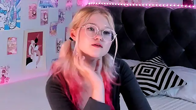 LunariaFox online show from May 2026 06:09:01 PM