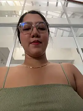 Chloe Thomsoon  online show from June 2026 08:00:01 PM
