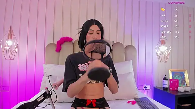 nicki-west online show from May 2026 07:30:02 PM