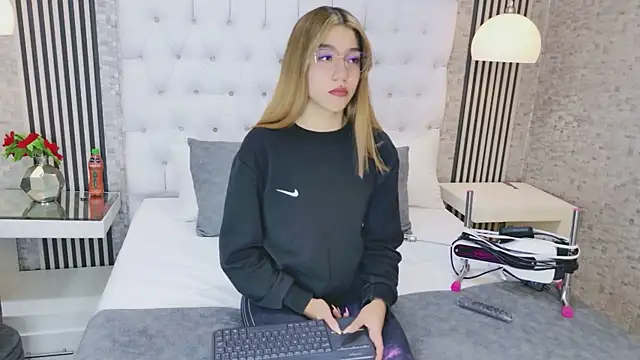 VioletSweetts online show from July 2026 01:00:01 AM