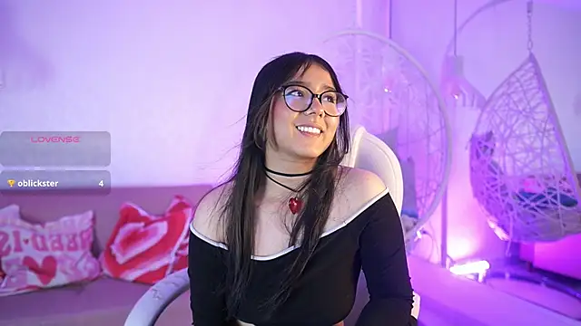 Snapshot of VioletJoness_ chatting on June 2026 11:43:02 AM VioletJoness online show from June 2026 11:43:02 AM