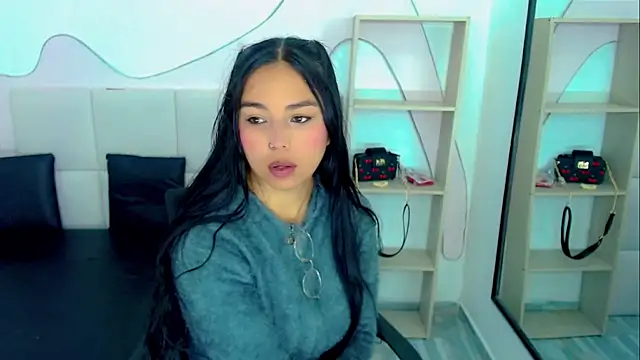 GiannaHott online show from April 2026 12:00:01 PM