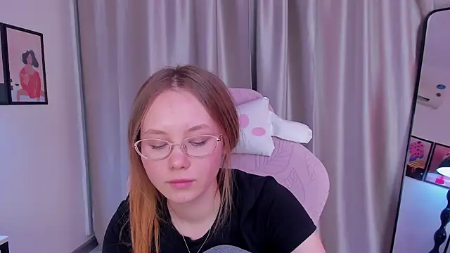 FloraLarsson online show from May 2026 04:45:01 PM