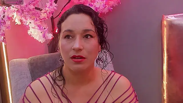 Elizabeth bennett online show from June 2026 09:17:01 PM