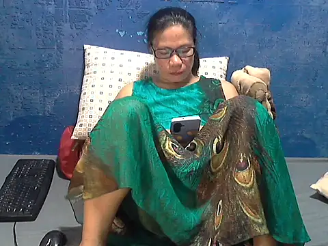 hotchilimom online show from May 2026 11:06:01 AM