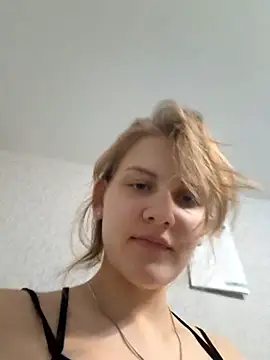 Snapshot of mooniekiss chatting on May 2026 07:22:02 PM mooniekiss online show from May 2026 07:22:02 PM