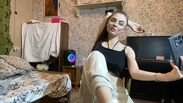 Snapshot of Alice_Juice chatting on June 2026 06:20:01 PM Alice Juice online show from June 2026 06:20:01 PM