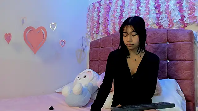 Naomy Bloom online show from May 2026 07:22:01 PM